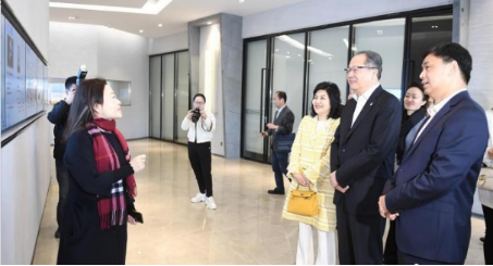 浙江省侨商会“访侨企送服务”团来新利18生物指导工作